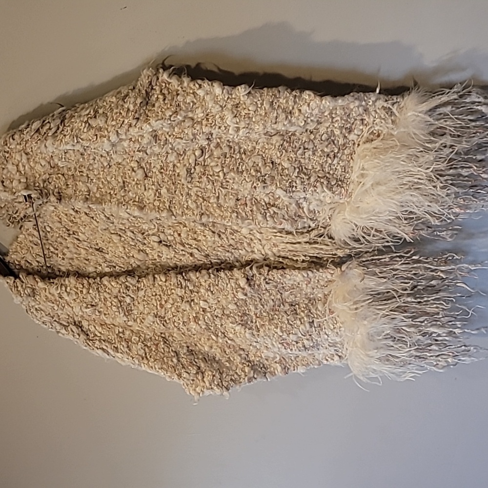 Thick fuzzy shawl with feather - Picture 2 of 11